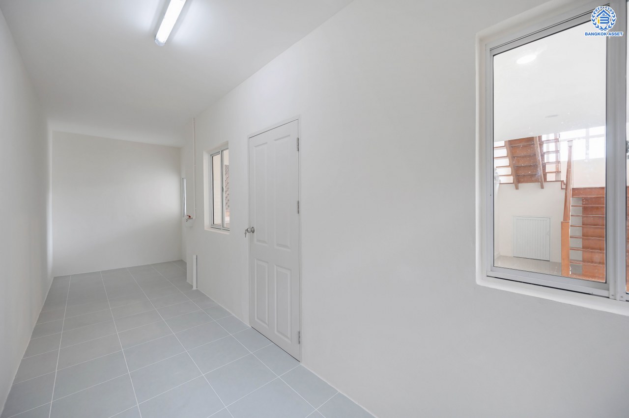 บ้านมือสองตกแต่งใหม่สุด Private โครงการ ภัสสร7 รัตนาธิเบศร์ พื้นที่กว้างกว่า 55.3 ตร.ว. หลังริม พื้นที่ใช้สอย 263.82 ตร.ม. รองรับทุกความสุขด้วยฟังก์ชัน 3 ห้องนอน 2 ห้องน้ำ บนทำเลเดินทางสะดวก เชื่อมต่อถนนรัตนาธิเบศร์ ถนนราชพฤกษ์ ถนนราชพฤกษ์ ใกล้รถไฟฟ้าสายสีม่วง "สถานีบางพลู"...