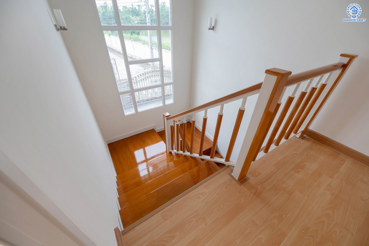 บ้านมือสองตกแต่งใหม่สุด Private โครงการ ภัสสร7 รัตนาธิเบศร์ พื้นที่กว้างกว่า 55.3 ตร.ว. หลังริม พื้นที่ใช้สอย 263.82 ตร.ม. รองรับทุกความสุขด้วยฟังก์ชัน 3 ห้องนอน 2 ห้องน้ำ บนทำเลเดินทางสะดวก เชื่อมต่อถนนรัตนาธิเบศร์ ถนนราชพฤกษ์ ถนนราชพฤกษ์ ใกล้รถไฟฟ้าสายสีม่วง "สถานีบางพลู"...