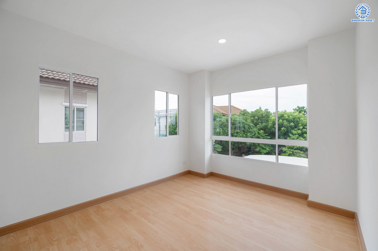 บ้านมือสองตกแต่งใหม่สุด Private โครงการ ภัสสร7 รัตนาธิเบศร์ พื้นที่กว้างกว่า 55.3 ตร.ว. หลังริม พื้นที่ใช้สอย 263.82 ตร.ม. รองรับทุกความสุขด้วยฟังก์ชัน 3 ห้องนอน 2 ห้องน้ำ บนทำเลเดินทางสะดวก เชื่อมต่อถนนรัตนาธิเบศร์ ถนนราชพฤกษ์ ถนนราชพฤกษ์ ใกล้รถไฟฟ้าสายสีม่วง "สถานีบางพลู"...