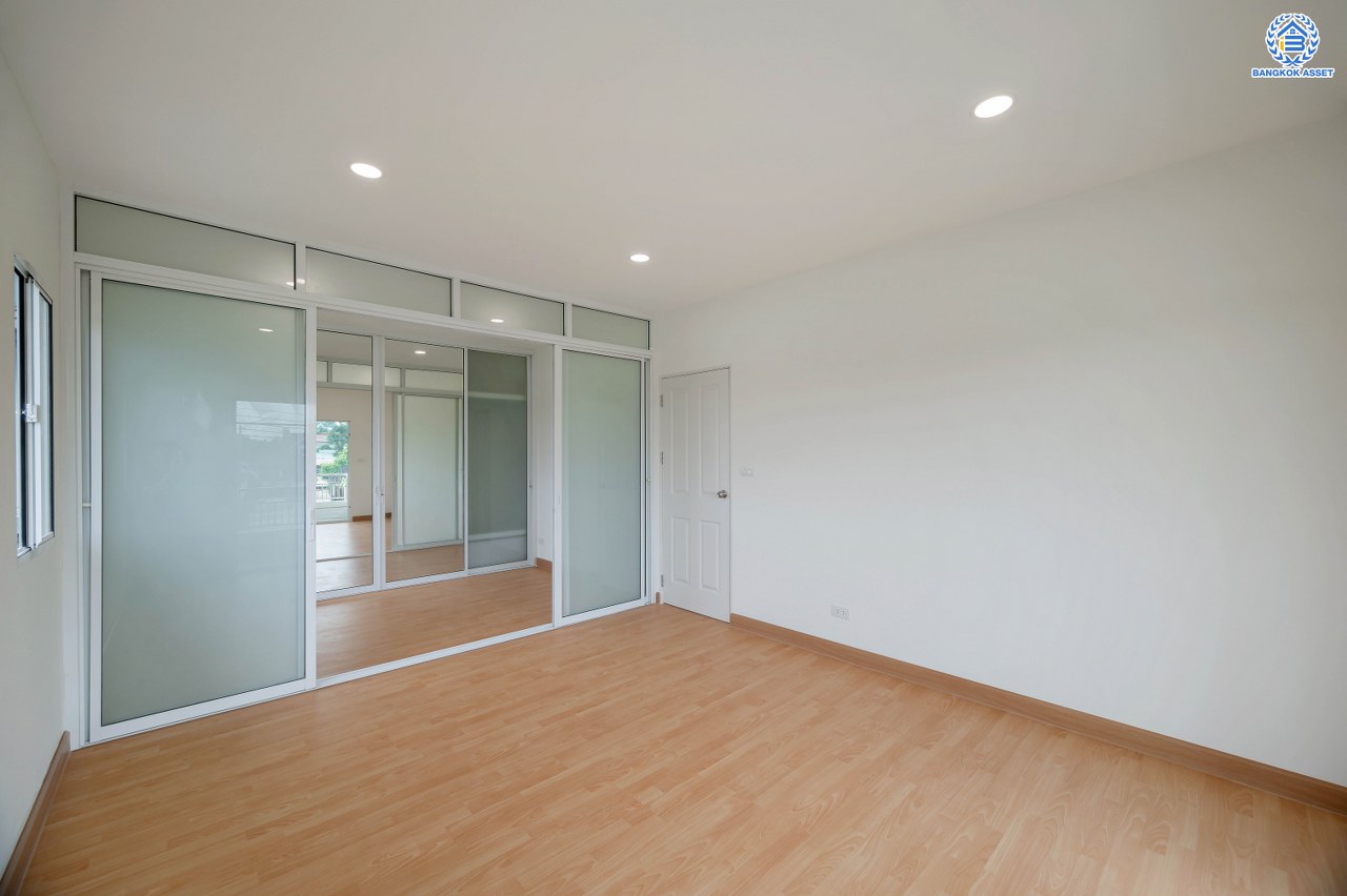 บ้านมือสองตกแต่งใหม่สุด Private โครงการ ภัสสร7 รัตนาธิเบศร์ พื้นที่กว้างกว่า 55.3 ตร.ว. หลังริม พื้นที่ใช้สอย 263.82 ตร.ม. รองรับทุกความสุขด้วยฟังก์ชัน 3 ห้องนอน 2 ห้องน้ำ บนทำเลเดินทางสะดวก เชื่อมต่อถนนรัตนาธิเบศร์ ถนนราชพฤกษ์ ถนนราชพฤกษ์ ใกล้รถไฟฟ้าสายสีม่วง "สถานีบางพลู"...