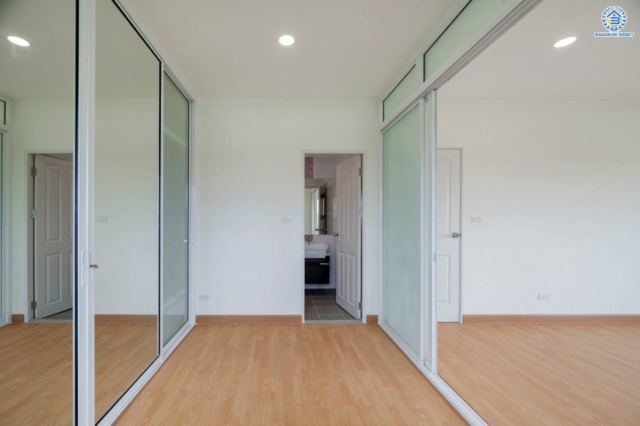 บ้านมือสองตกแต่งใหม่สุด Private โครงการ ภัสสร7 รัตนาธิเบศร์ พื้นที่กว้างกว่า 55.3 ตร.ว. หลังริม พื้นที่ใช้สอย 263.82 ตร.ม. รองรับทุกความสุขด้วยฟังก์ชัน 3 ห้องนอน 2 ห้องน้ำ บนทำเลเดินทางสะดวก เชื่อมต่อถนนรัตนาธิเบศร์ ถนนราชพฤกษ์ ถนนราชพฤกษ์ ใกล้รถไฟฟ้าสายสีม่วง "สถานีบางพลู"...