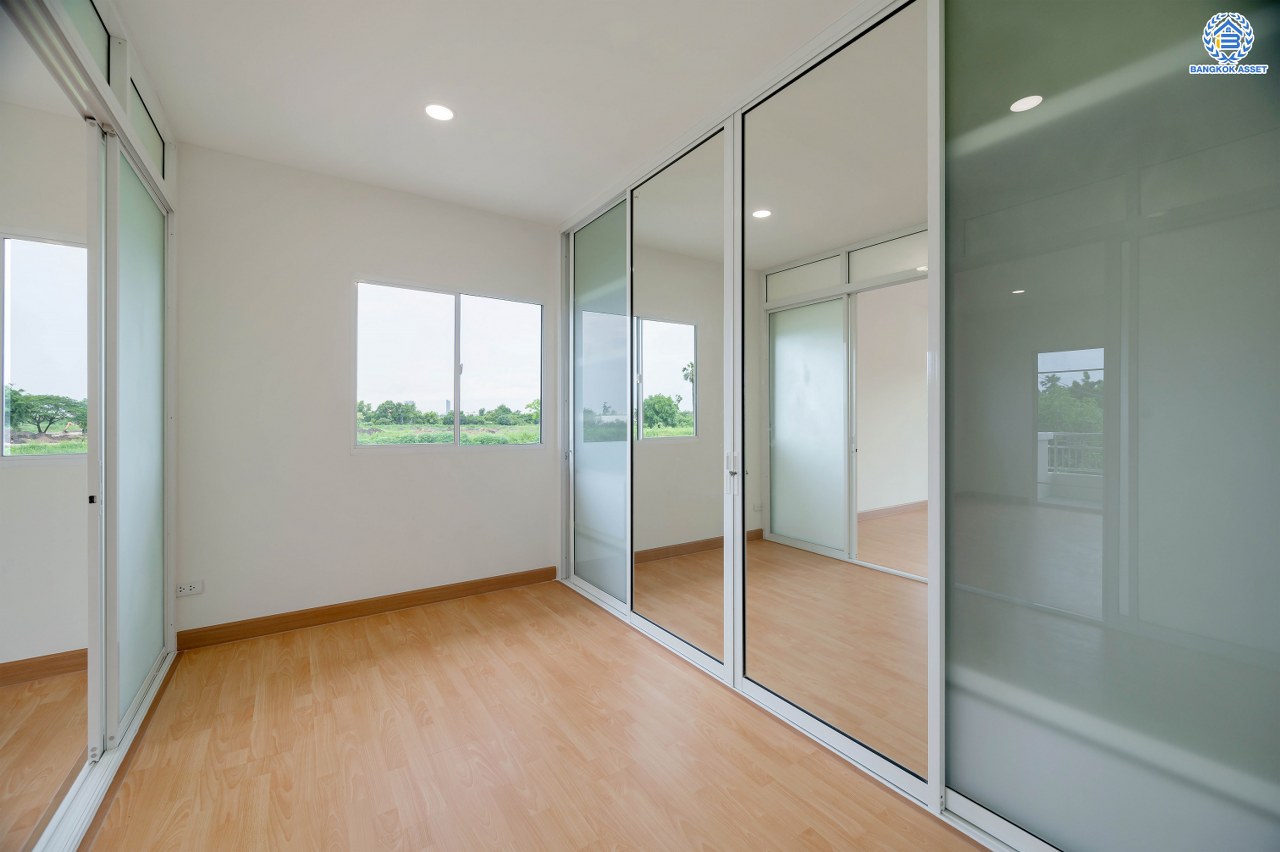 บ้านมือสองตกแต่งใหม่สุด Private โครงการ ภัสสร7 รัตนาธิเบศร์ พื้นที่กว้างกว่า 55.3 ตร.ว. หลังริม พื้นที่ใช้สอย 263.82 ตร.ม. รองรับทุกความสุขด้วยฟังก์ชัน 3 ห้องนอน 2 ห้องน้ำ บนทำเลเดินทางสะดวก เชื่อมต่อถนนรัตนาธิเบศร์ ถนนราชพฤกษ์ ถนนราชพฤกษ์ ใกล้รถไฟฟ้าสายสีม่วง "สถานีบางพลู"...