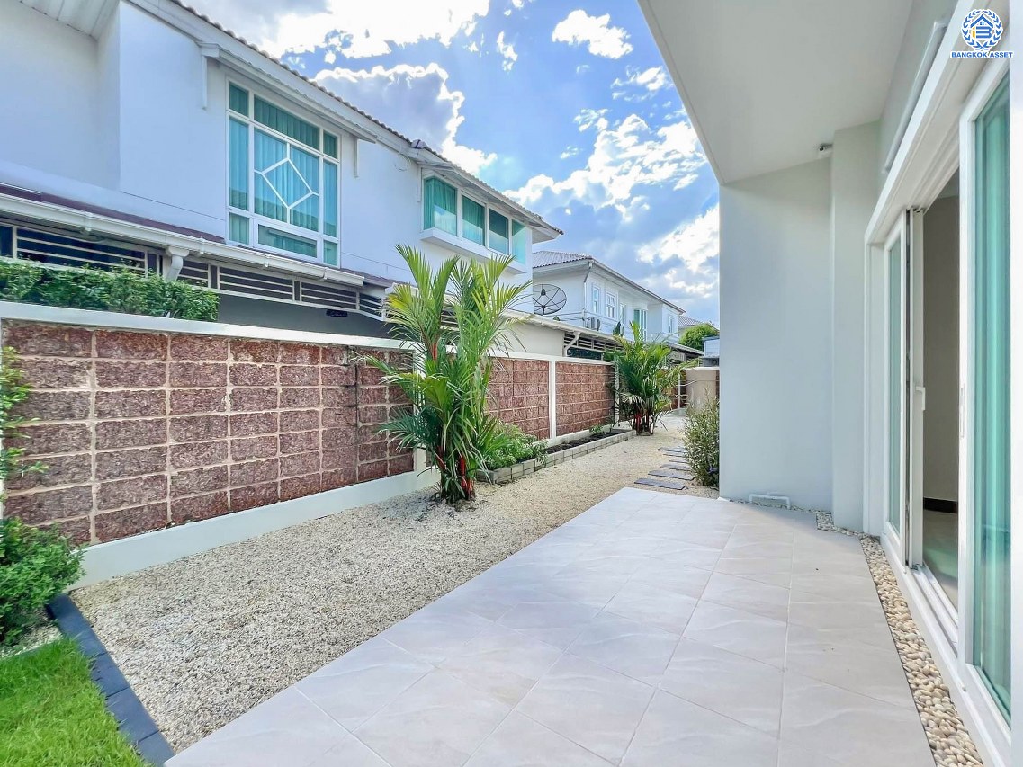 บ้านเดี่ยวมือสอง โครงการ ศุภาลัย พรีมา วิลล่า เนื้อที่ 102.50 ตร.ว. พื้นที่ใช้สอย 270 ตร.ม. ฟังก์ชัน 4 ห้องนอน 3 ห้องน้ำ 3 ที่จอดรถ บ้านสวยทำเลดี  พร้อมอยู่ บนทำเลเดินทางสะดวก เชื่อมต่อถนนวงแหวนกาญจนาภิเษก ถนนบรมราชชนนี ใกล้เซ็นทรัลปิ่นเกล้า และจุดขึ้นทางต่างระดับบรมราชชนนี