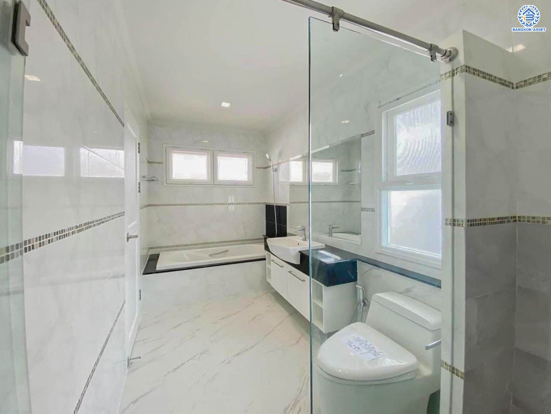 บ้านเดี่ยวมือสอง โครงการ ศุภาลัย พรีมา วิลล่า เนื้อที่ 102.50 ตร.ว. พื้นที่ใช้สอย 270 ตร.ม. ฟังก์ชัน 4 ห้องนอน 3 ห้องน้ำ 3 ที่จอดรถ บ้านสวยทำเลดี  พร้อมอยู่ บนทำเลเดินทางสะดวก เชื่อมต่อถนนวงแหวนกาญจนาภิเษก ถนนบรมราชชนนี ใกล้เซ็นทรัลปิ่นเกล้า และจุดขึ้นทางต่างระดับบรมราชชนนี