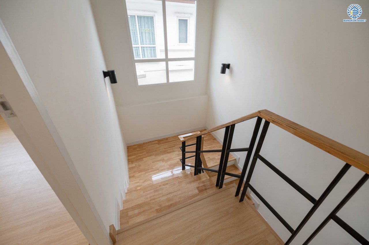 บ้านมือสองตกแต่งใหม่ โครงการ ธารา ราชพฤกษ์-ปิ่นเกล้า บ้านสวย พร้อมอยู่ เนื้อที่ 64.9 ตร.ว. ฟังก์ชัน 3 ห้องนอน 3 ห้องน้ำ จอดรถได้ 2 คัน บนทำเลเชื่อมต่อถนนกาญจนาภิเษก ใกล้รถไฟฟ้าสายสีแดง "สถานีตลิ่งชัน" และจุดขึ้นทางด่วน "ศรีรัช" รายล้อมด้วยสิ่งอำนวยความสะดวกครบครัน...