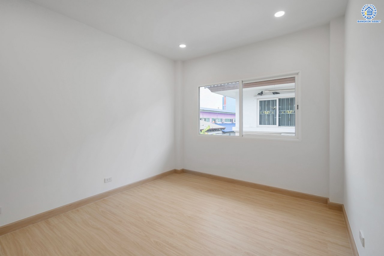 บ้านมือสองตกแต่งใหม่ โครงการ ธารา ราชพฤกษ์-ปิ่นเกล้า บ้านสวย พร้อมอยู่ เนื้อที่ 64.9 ตร.ว. ฟังก์ชัน 3 ห้องนอน 3 ห้องน้ำ จอดรถได้ 2 คัน บนทำเลเชื่อมต่อถนนกาญจนาภิเษก ใกล้รถไฟฟ้าสายสีแดง "สถานีตลิ่งชัน" และจุดขึ้นทางด่วน "ศรีรัช" รายล้อมด้วยสิ่งอำนวยความสะดวกครบครัน...