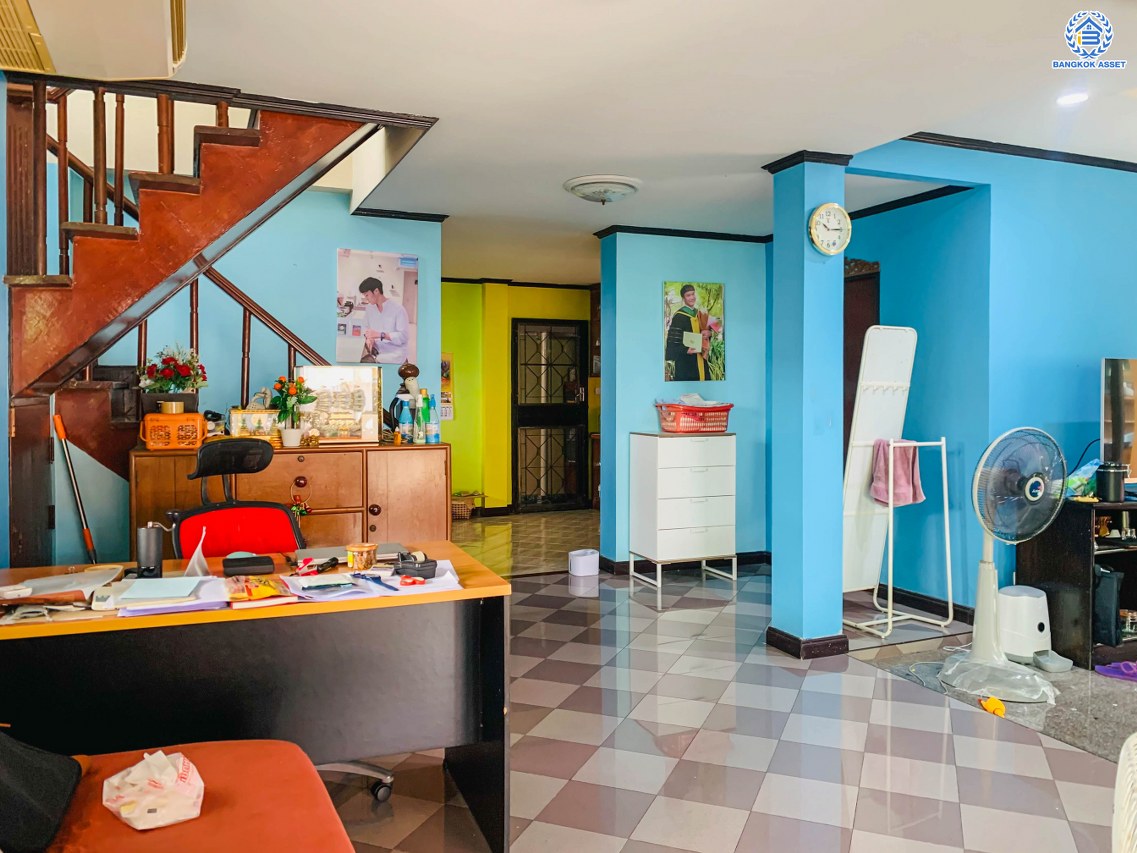 *****บ้านเดี่ยวมือสอง โครงการ พงษ์ศิริชัย พุทธมณฑลสาย3 เนื้อที่ 133 ตร.ว. พื้นที่ใช้สอยถึง 300 ตร.ม. ฟังก์ชันจัดเต็ม 6 ห้องนอน 4 ห้องน้ำ จอดรถได้ 2 คัน บนทำเลเชื่อมต่อเมืองอย่างรวดเร็ว ใกล้ทางคู่ขนานลอยฟ้าบรมราชชนนี ทางด่วน "กาญจนาภิเษก" ม.มหิดล และเซ็นทรัลปิ่นเกล้า