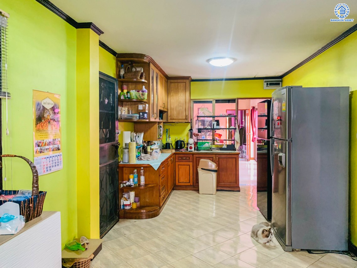 *****บ้านเดี่ยวมือสอง โครงการ พงษ์ศิริชัย พุทธมณฑลสาย3 เนื้อที่ 133 ตร.ว. พื้นที่ใช้สอยถึง 300 ตร.ม. ฟังก์ชันจัดเต็ม 6 ห้องนอน 4 ห้องน้ำ จอดรถได้ 2 คัน บนทำเลเชื่อมต่อเมืองอย่างรวดเร็ว ใกล้ทางคู่ขนานลอยฟ้าบรมราชชนนี ทางด่วน "กาญจนาภิเษก" ม.มหิดล และเซ็นทรัลปิ่นเกล้า