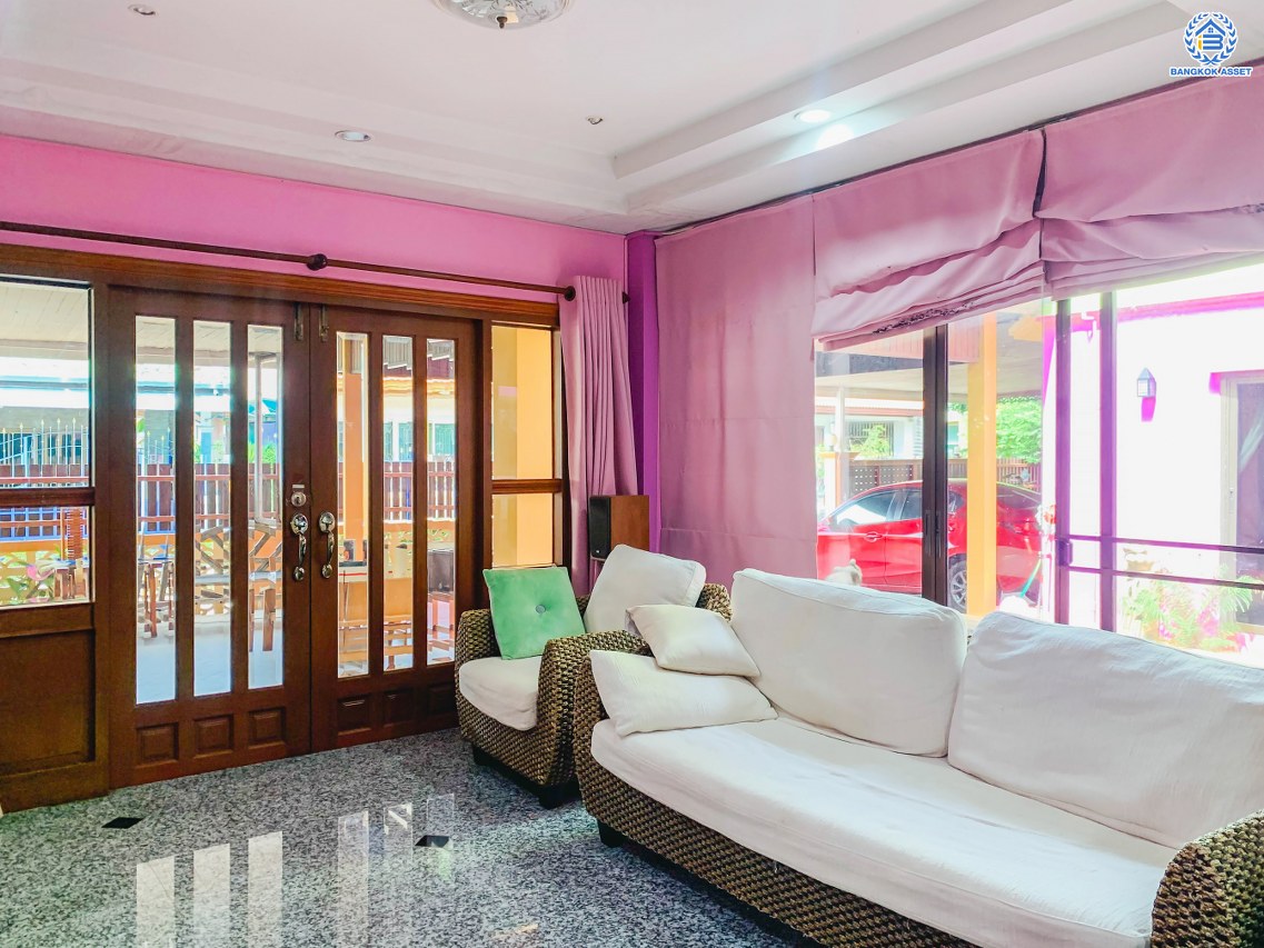 *****บ้านเดี่ยวมือสอง โครงการ พงษ์ศิริชัย พุทธมณฑลสาย3 เนื้อที่ 133 ตร.ว. พื้นที่ใช้สอยถึง 300 ตร.ม. ฟังก์ชันจัดเต็ม 6 ห้องนอน 4 ห้องน้ำ จอดรถได้ 2 คัน บนทำเลเชื่อมต่อเมืองอย่างรวดเร็ว ใกล้ทางคู่ขนานลอยฟ้าบรมราชชนนี ทางด่วน "กาญจนาภิเษก" ม.มหิดล และเซ็นทรัลปิ่นเกล้า