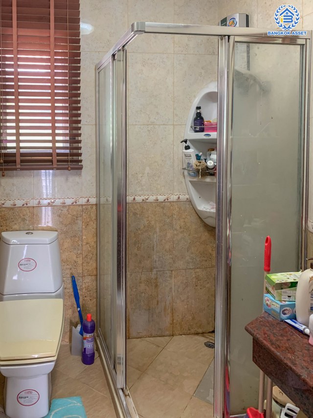 *****บ้านเดี่ยวมือสอง โครงการ พงษ์ศิริชัย พุทธมณฑลสาย3 เนื้อที่ 133 ตร.ว. พื้นที่ใช้สอยถึง 300 ตร.ม. ฟังก์ชันจัดเต็ม 6 ห้องนอน 4 ห้องน้ำ จอดรถได้ 2 คัน บนทำเลเชื่อมต่อเมืองอย่างรวดเร็ว ใกล้ทางคู่ขนานลอยฟ้าบรมราชชนนี ทางด่วน "กาญจนาภิเษก" ม.มหิดล และเซ็นทรัลปิ่นเกล้า