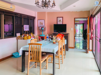 *****บ้านเดี่ยวมือสอง โครงการ พงษ์ศิริชัย พุทธมณฑลสาย3 เนื้อที่ 133 ตร.ว. พื้นที่ใช้สอยถึง 300 ตร.ม. ฟังก์ชันจัดเต็ม 6 ห้องนอน 4 ห้องน้ำ จอดรถได้ 2 คัน บนทำเลเชื่อมต่อเมืองอย่างรวดเร็ว ใกล้ทางคู่ขนานลอยฟ้าบรมราชชนนี ทางด่วน "กาญจนาภิเษก" ม.มหิดล และเซ็นทรัลปิ่นเกล้า