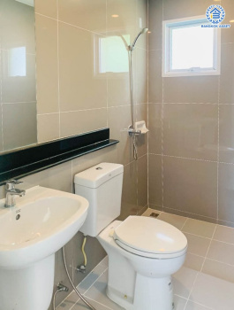 *****บ้านเดี่ยวมือสอง โครงการ ชวนชื่นแกรนด์ เอกชัย-บางบอน เนื้อที่ 100 ตร.ว. ฟังก์ชัน 4 ห้องนอน 4 ห้องน้ำ 2 ที่จอดรถ เนื้อที่ข้างบ้านกว้างขวาง ฟรี เครื่องปรับอากาศ 5 เครื่อง โครงการบนทำเลดี เชื่อมต่อถนนเอกชัย ถนนพระราม2 ใกล้รถไฟฟ้าสายสีน้ำเงิน "สถานีสถานีหลักสอง" และจุดขึ้นทางด่วน "กาญจนาภิเษก"