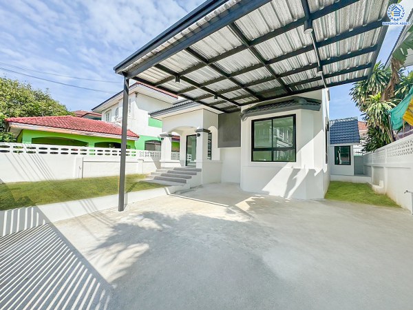 บ้านมือสองตกแต่งใหม่ โครงการ วรารมย์ เพชรเกษม81 แบรนด์ Q.House รองรับทุกความสุขของทุกคนในครอบครัว เนื้อที่ 56.8 ตร.ว. พื้นที่ใช้สอย 111.6 ตร.ม. ฟังก์ชัน 3 ห้องนอน 2 ห้องน้ำ จอดรถได้ 2 คัน บนทำเลใกล้ The Mall บางแค และเชื่อมต่อ ถนนกาญจนาฯ ถนนบางบอน และถนนพุทธมณฑลสาย4