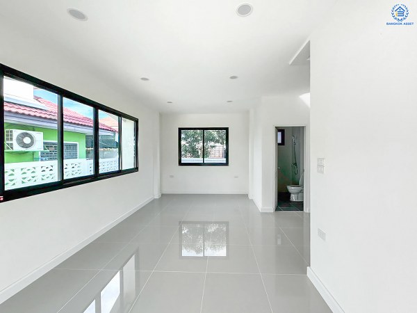 บ้านมือสองตกแต่งใหม่ โครงการ วรารมย์ เพชรเกษม81 แบรนด์ Q.House รองรับทุกความสุขของทุกคนในครอบครัว เนื้อที่ 56.8 ตร.ว. พื้นที่ใช้สอย 111.6 ตร.ม. ฟังก์ชัน 3 ห้องนอน 2 ห้องน้ำ จอดรถได้ 2 คัน บนทำเลใกล้ The Mall บางแค และเชื่อมต่อ ถนนกาญจนาฯ ถนนบางบอน และถนนพุทธมณฑลสาย4