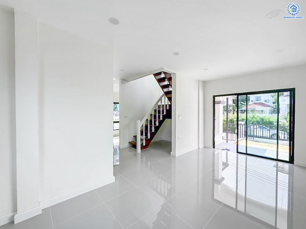 บ้านมือสองตกแต่งใหม่ โครงการ วรารมย์ เพชรเกษม81 แบรนด์ Q.House รองรับทุกความสุขของทุกคนในครอบครัว เนื้อที่ 56.8 ตร.ว. พื้นที่ใช้สอย 111.6 ตร.ม. ฟังก์ชัน 3 ห้องนอน 2 ห้องน้ำ จอดรถได้ 2 คัน บนทำเลใกล้ The Mall บางแค และเชื่อมต่อ ถนนกาญจนาฯ ถนนบางบอน และถนนพุทธมณฑลสาย4