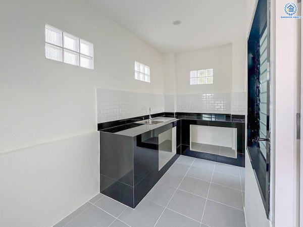 บ้านมือสองตกแต่งใหม่ โครงการ วรารมย์ เพชรเกษม81 แบรนด์ Q.House รองรับทุกความสุขของทุกคนในครอบครัว เนื้อที่ 56.8 ตร.ว. พื้นที่ใช้สอย 111.6 ตร.ม. ฟังก์ชัน 3 ห้องนอน 2 ห้องน้ำ จอดรถได้ 2 คัน บนทำเลใกล้ The Mall บางแค และเชื่อมต่อ ถนนกาญจนาฯ ถนนบางบอน และถนนพุทธมณฑลสาย4