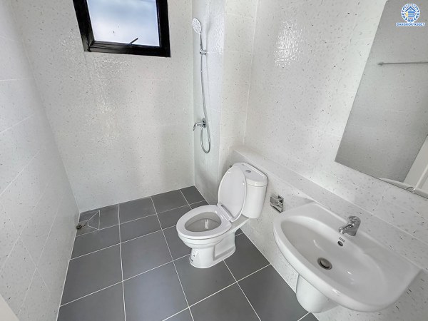 บ้านมือสองตกแต่งใหม่ โครงการ วรารมย์ เพชรเกษม81 แบรนด์ Q.House รองรับทุกความสุขของทุกคนในครอบครัว เนื้อที่ 56.8 ตร.ว. พื้นที่ใช้สอย 111.6 ตร.ม. ฟังก์ชัน 3 ห้องนอน 2 ห้องน้ำ จอดรถได้ 2 คัน บนทำเลใกล้ The Mall บางแค และเชื่อมต่อ ถนนกาญจนาฯ ถนนบางบอน และถนนพุทธมณฑลสาย4