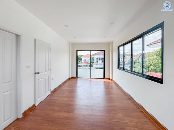 บ้านมือสองตกแต่งใหม่ โครงการ วรารมย์ เพชรเกษม81 แบรนด์ Q.House รองรับทุกความสุขของทุกคนในครอบครัว เนื้อที่ 56.8 ตร.ว. พื้นที่ใช้สอย 111.6 ตร.ม. ฟังก์ชัน 3 ห้องนอน 2 ห้องน้ำ จอดรถได้ 2 คัน บนทำเลใกล้ The Mall บางแค และเชื่อมต่อ ถนนกาญจนาฯ ถนนบางบอน และถนนพุทธมณฑลสาย4