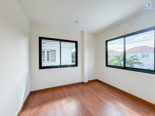 บ้านมือสองตกแต่งใหม่ โครงการ วรารมย์ เพชรเกษม81 แบรนด์ Q.House รองรับทุกความสุขของทุกคนในครอบครัว เนื้อที่ 56.8 ตร.ว. พื้นที่ใช้สอย 111.6 ตร.ม. ฟังก์ชัน 3 ห้องนอน 2 ห้องน้ำ จอดรถได้ 2 คัน บนทำเลใกล้ The Mall บางแค และเชื่อมต่อ ถนนกาญจนาฯ ถนนบางบอน และถนนพุทธมณฑลสาย4