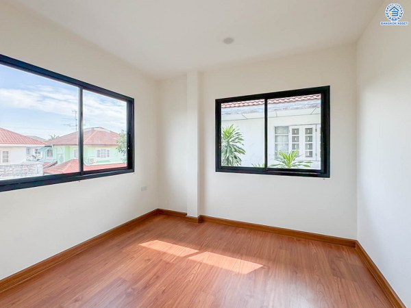 บ้านมือสองตกแต่งใหม่ โครงการ วรารมย์ เพชรเกษม81 แบรนด์ Q.House รองรับทุกความสุขของทุกคนในครอบครัว เนื้อที่ 56.8 ตร.ว. พื้นที่ใช้สอย 111.6 ตร.ม. ฟังก์ชัน 3 ห้องนอน 2 ห้องน้ำ จอดรถได้ 2 คัน บนทำเลใกล้ The Mall บางแค และเชื่อมต่อ ถนนกาญจนาฯ ถนนบางบอน และถนนพุทธมณฑลสาย4