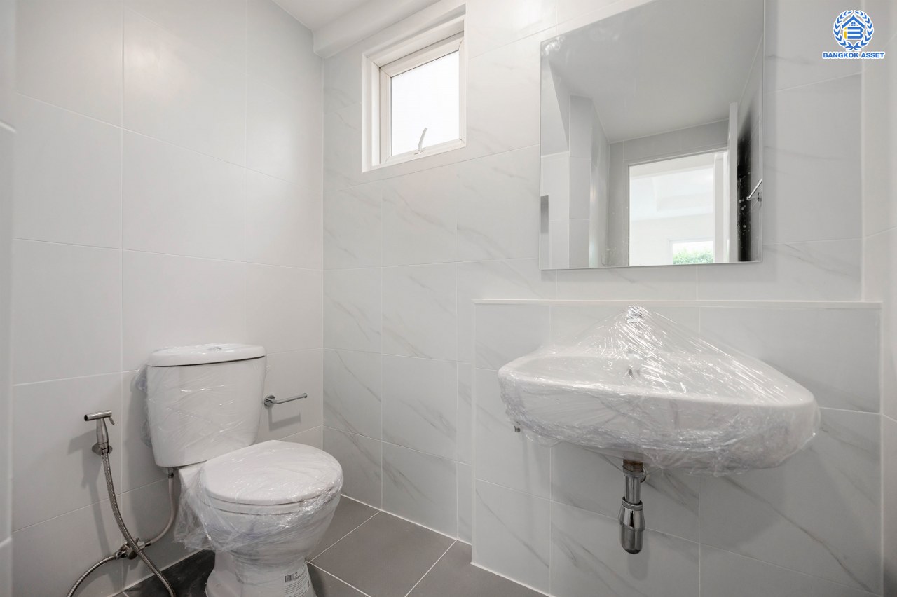 บ้านมือสองตกแต่งใหม่ โครงการ ชัยพฤกษ์ รัตนาธิเบศร์-วงแหวน เนื้อที่กว้าง 57 ตร.ว. ฟังก์ชัน 3 ห้องนอน 3 ห้องน้ำ 2 ที่จอดรถ คุณภาพจาก L&H สภาพดีมาก พร้อมอยู่ บนทำเลดี เชื่อมต่อถนนรัตนาธิเบศร์ ถนนบางกรวย-ไทรน้อย ถนนกาญจนาภิเษก ใกล้รถไฟฟ้าสายสีม่วง "สถานีคลองบางไผ่"...