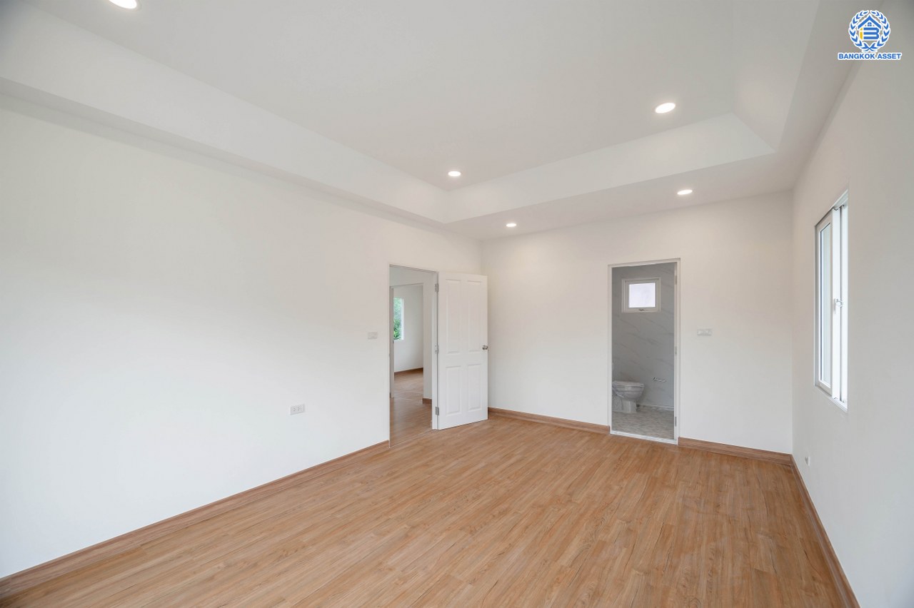 บ้านมือสองตกแต่งใหม่ โครงการ ชัยพฤกษ์ รัตนาธิเบศร์-วงแหวน เนื้อที่กว้าง 57 ตร.ว. ฟังก์ชัน 3 ห้องนอน 3 ห้องน้ำ 2 ที่จอดรถ คุณภาพจาก L&H สภาพดีมาก พร้อมอยู่ บนทำเลดี เชื่อมต่อถนนรัตนาธิเบศร์ ถนนบางกรวย-ไทรน้อย ถนนกาญจนาภิเษก ใกล้รถไฟฟ้าสายสีม่วง "สถานีคลองบางไผ่"...