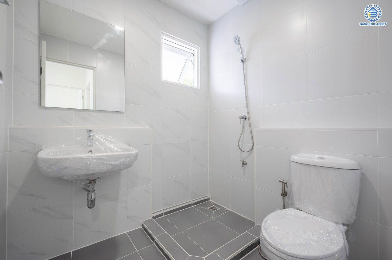 บ้านมือสองตกแต่งใหม่ โครงการ ชัยพฤกษ์ รัตนาธิเบศร์-วงแหวน เนื้อที่กว้าง 57 ตร.ว. ฟังก์ชัน 3 ห้องนอน 3 ห้องน้ำ 2 ที่จอดรถ คุณภาพจาก L&H สภาพดีมาก พร้อมอยู่ บนทำเลดี เชื่อมต่อถนนรัตนาธิเบศร์ ถนนบางกรวย-ไทรน้อย ถนนกาญจนาภิเษก ใกล้รถไฟฟ้าสายสีม่วง "สถานีคลองบางไผ่"...