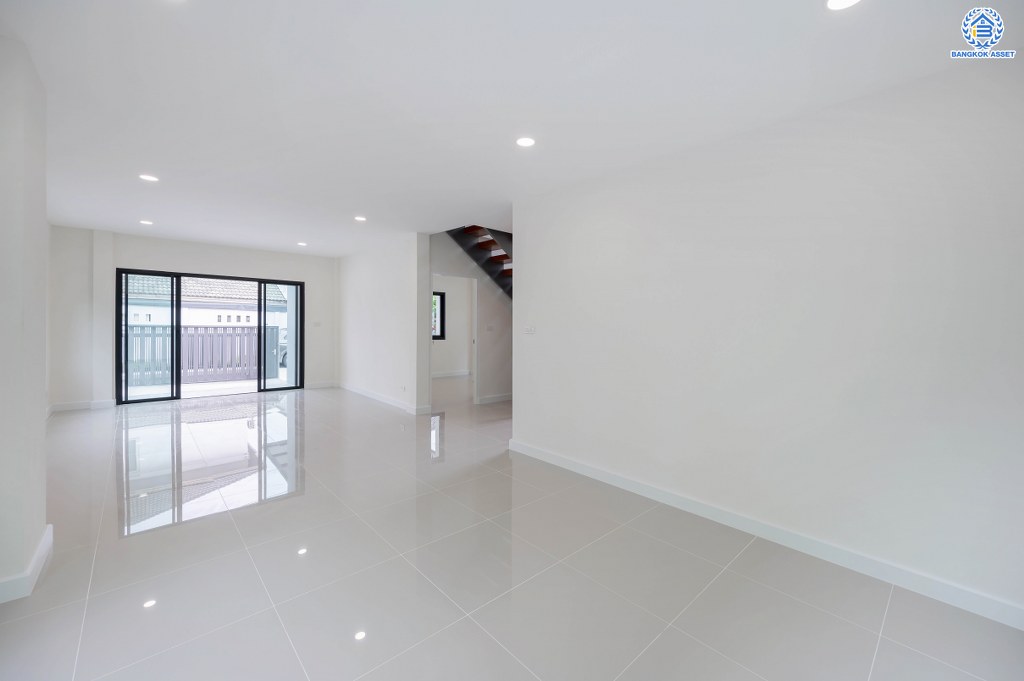 บ้านมือสองตกแต่งใหม่ โครงการ ดิเอมเมอรัล การ์เด้น1 ดีไซน์ทันสมัย เนื้อที่ 52.7 ตร.ว. พร้อมฟังก์ชัน 3 ห้องนอน 2 ห้องน้ำ 1 ห้องอเนกประสงค์ จอดรถได้ 1 คัน สะดวกทุกการเดิน เชื่อมต่อทั้งถนนรัตนาธิเบศร์, ถนนราชพฤกษ์ และถนนชัยพฤกษ์ ใกล้โรงเรียนเด่นหล้า รถไฟฟ้าสายสีม่วงสถานี "บางพลู" และโรบินสัน ราชพฤกษ์