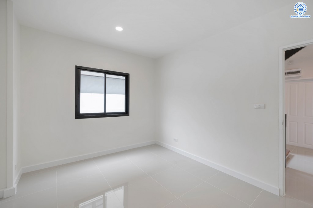 บ้านมือสองตกแต่งใหม่ โครงการ ดิเอมเมอรัล การ์เด้น1 ดีไซน์ทันสมัย เนื้อที่ 52.7 ตร.ว. พร้อมฟังก์ชัน 3 ห้องนอน 2 ห้องน้ำ 1 ห้องอเนกประสงค์ จอดรถได้ 1 คัน สะดวกทุกการเดิน เชื่อมต่อทั้งถนนรัตนาธิเบศร์, ถนนราชพฤกษ์ และถนนชัยพฤกษ์ ใกล้โรงเรียนเด่นหล้า รถไฟฟ้าสายสีม่วงสถานี "บางพลู" และโรบินสัน ราชพฤกษ์