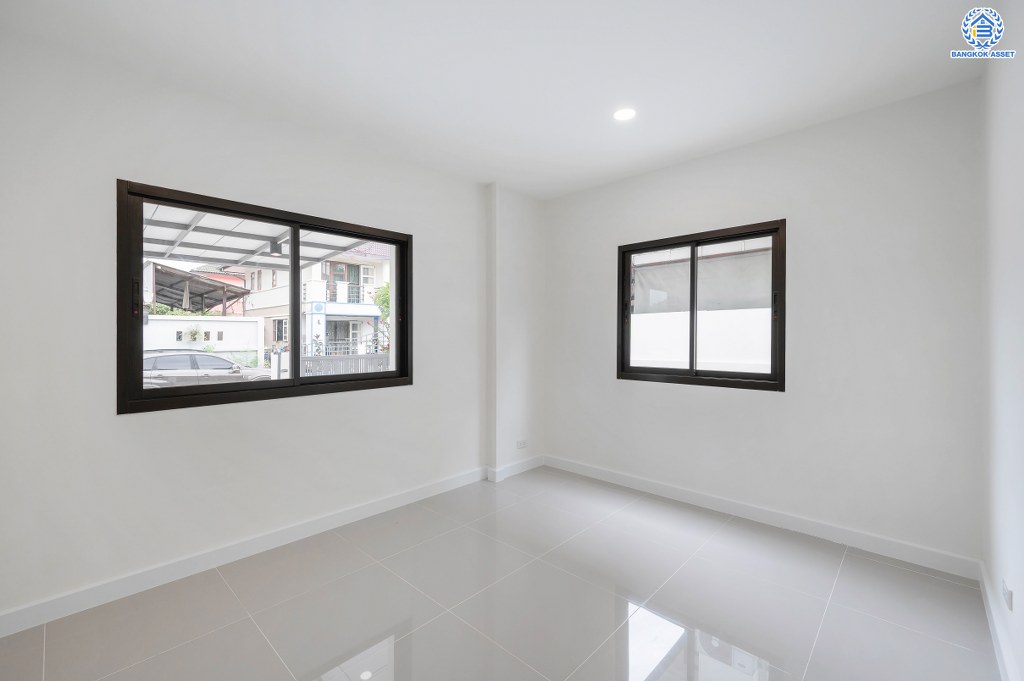 บ้านมือสองตกแต่งใหม่ โครงการ ดิเอมเมอรัล การ์เด้น1 ดีไซน์ทันสมัย เนื้อที่ 52.7 ตร.ว. พร้อมฟังก์ชัน 3 ห้องนอน 2 ห้องน้ำ 1 ห้องอเนกประสงค์ จอดรถได้ 1 คัน สะดวกทุกการเดิน เชื่อมต่อทั้งถนนรัตนาธิเบศร์, ถนนราชพฤกษ์ และถนนชัยพฤกษ์ ใกล้โรงเรียนเด่นหล้า รถไฟฟ้าสายสีม่วงสถานี "บางพลู" และโรบินสัน ราชพฤกษ์