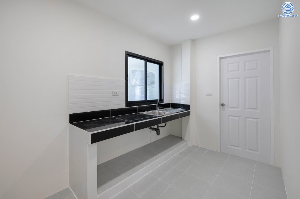 บ้านมือสองตกแต่งใหม่ โครงการ ดิเอมเมอรัล การ์เด้น1 ดีไซน์ทันสมัย เนื้อที่ 52.7 ตร.ว. พร้อมฟังก์ชัน 3 ห้องนอน 2 ห้องน้ำ 1 ห้องอเนกประสงค์ จอดรถได้ 1 คัน สะดวกทุกการเดิน เชื่อมต่อทั้งถนนรัตนาธิเบศร์, ถนนราชพฤกษ์ และถนนชัยพฤกษ์ ใกล้โรงเรียนเด่นหล้า รถไฟฟ้าสายสีม่วงสถานี "บางพลู" และโรบินสัน ราชพฤกษ์