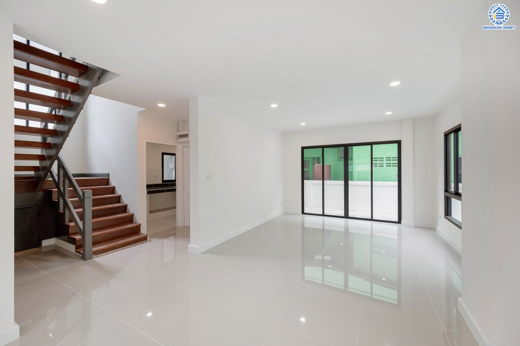 บ้านมือสองตกแต่งใหม่ โครงการ ดิเอมเมอรัล การ์เด้น1 ดีไซน์ทันสมัย เนื้อที่ 52.7 ตร.ว. พร้อมฟังก์ชัน 3 ห้องนอน 2 ห้องน้ำ 1 ห้องอเนกประสงค์ จอดรถได้ 1 คัน สะดวกทุกการเดิน เชื่อมต่อทั้งถนนรัตนาธิเบศร์, ถนนราชพฤกษ์ และถนนชัยพฤกษ์ ใกล้โรงเรียนเด่นหล้า รถไฟฟ้าสายสีม่วงสถานี "บางพลู" และโรบินสัน ราชพฤกษ์