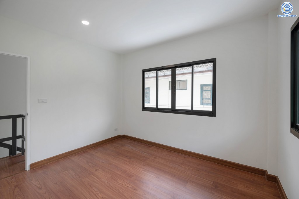 บ้านมือสองตกแต่งใหม่ โครงการ ดิเอมเมอรัล การ์เด้น1 ดีไซน์ทันสมัย เนื้อที่ 52.7 ตร.ว. พร้อมฟังก์ชัน 3 ห้องนอน 2 ห้องน้ำ 1 ห้องอเนกประสงค์ จอดรถได้ 1 คัน สะดวกทุกการเดิน เชื่อมต่อทั้งถนนรัตนาธิเบศร์, ถนนราชพฤกษ์ และถนนชัยพฤกษ์ ใกล้โรงเรียนเด่นหล้า รถไฟฟ้าสายสีม่วงสถานี "บางพลู" และโรบินสัน ราชพฤกษ์