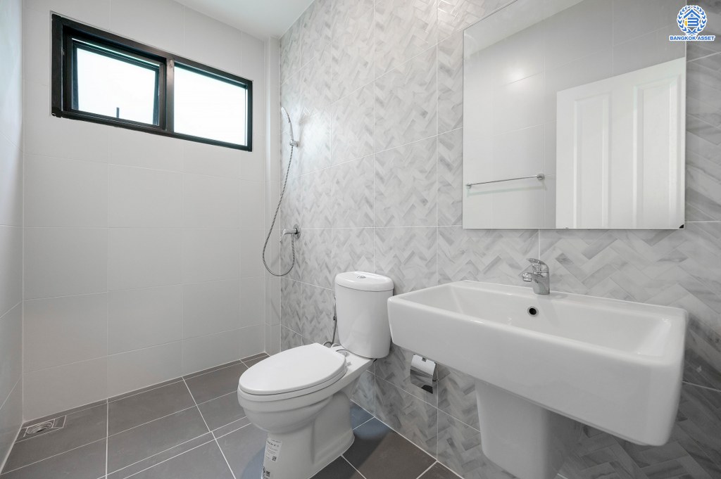 บ้านมือสองตกแต่งใหม่ โครงการ ดิเอมเมอรัล การ์เด้น1 ดีไซน์ทันสมัย เนื้อที่ 52.7 ตร.ว. พร้อมฟังก์ชัน 3 ห้องนอน 2 ห้องน้ำ 1 ห้องอเนกประสงค์ จอดรถได้ 1 คัน สะดวกทุกการเดิน เชื่อมต่อทั้งถนนรัตนาธิเบศร์, ถนนราชพฤกษ์ และถนนชัยพฤกษ์ ใกล้โรงเรียนเด่นหล้า รถไฟฟ้าสายสีม่วงสถานี "บางพลู" และโรบินสัน ราชพฤกษ์