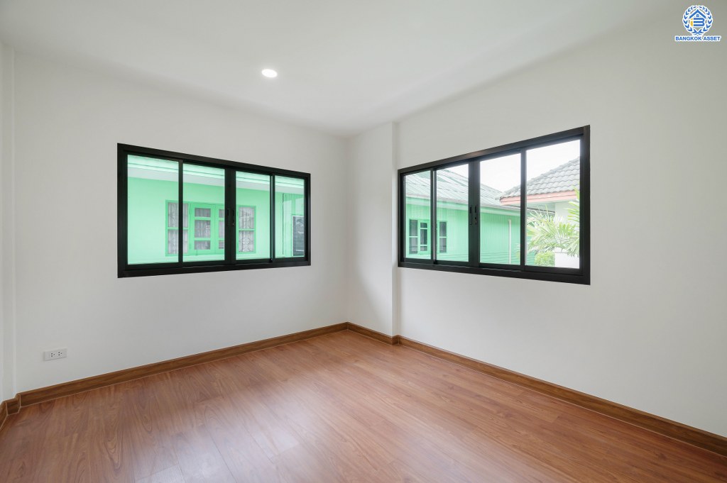 บ้านมือสองตกแต่งใหม่ โครงการ ดิเอมเมอรัล การ์เด้น1 ดีไซน์ทันสมัย เนื้อที่ 52.7 ตร.ว. พร้อมฟังก์ชัน 3 ห้องนอน 2 ห้องน้ำ 1 ห้องอเนกประสงค์ จอดรถได้ 1 คัน สะดวกทุกการเดิน เชื่อมต่อทั้งถนนรัตนาธิเบศร์, ถนนราชพฤกษ์ และถนนชัยพฤกษ์ ใกล้โรงเรียนเด่นหล้า รถไฟฟ้าสายสีม่วงสถานี "บางพลู" และโรบินสัน ราชพฤกษ์