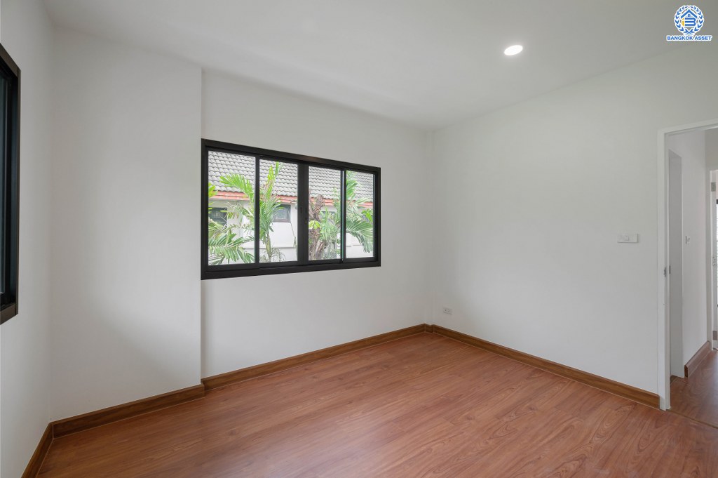 บ้านมือสองตกแต่งใหม่ โครงการ ดิเอมเมอรัล การ์เด้น1 ดีไซน์ทันสมัย เนื้อที่ 52.7 ตร.ว. พร้อมฟังก์ชัน 3 ห้องนอน 2 ห้องน้ำ 1 ห้องอเนกประสงค์ จอดรถได้ 1 คัน สะดวกทุกการเดิน เชื่อมต่อทั้งถนนรัตนาธิเบศร์, ถนนราชพฤกษ์ และถนนชัยพฤกษ์ ใกล้โรงเรียนเด่นหล้า รถไฟฟ้าสายสีม่วงสถานี "บางพลู" และโรบินสัน ราชพฤกษ์