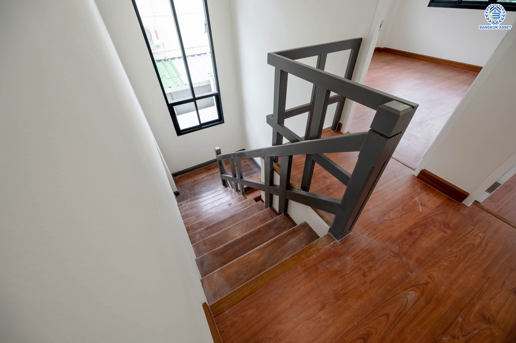 บ้านมือสองตกแต่งใหม่ โครงการ ดิเอมเมอรัล การ์เด้น1 ดีไซน์ทันสมัย เนื้อที่ 52.7 ตร.ว. พร้อมฟังก์ชัน 3 ห้องนอน 2 ห้องน้ำ 1 ห้องอเนกประสงค์ จอดรถได้ 1 คัน สะดวกทุกการเดิน เชื่อมต่อทั้งถนนรัตนาธิเบศร์, ถนนราชพฤกษ์ และถนนชัยพฤกษ์ ใกล้โรงเรียนเด่นหล้า รถไฟฟ้าสายสีม่วงสถานี "บางพลู" และโรบินสัน ราชพฤกษ์