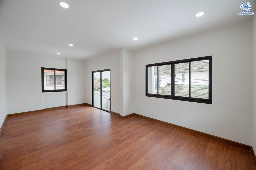 บ้านมือสองตกแต่งใหม่ โครงการ ดิเอมเมอรัล การ์เด้น1 ดีไซน์ทันสมัย เนื้อที่ 52.7 ตร.ว. พร้อมฟังก์ชัน 3 ห้องนอน 2 ห้องน้ำ 1 ห้องอเนกประสงค์ จอดรถได้ 1 คัน สะดวกทุกการเดิน เชื่อมต่อทั้งถนนรัตนาธิเบศร์, ถนนราชพฤกษ์ และถนนชัยพฤกษ์ ใกล้โรงเรียนเด่นหล้า รถไฟฟ้าสายสีม่วงสถานี "บางพลู" และโรบินสัน ราชพฤกษ์