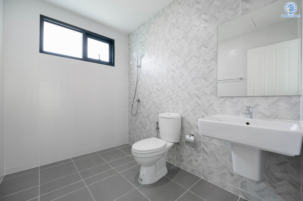 บ้านมือสองตกแต่งใหม่ โครงการ ดิเอมเมอรัล การ์เด้น1 ดีไซน์ทันสมัย เนื้อที่ 52.7 ตร.ว. พร้อมฟังก์ชัน 3 ห้องนอน 2 ห้องน้ำ 1 ห้องอเนกประสงค์ จอดรถได้ 1 คัน สะดวกทุกการเดิน เชื่อมต่อทั้งถนนรัตนาธิเบศร์, ถนนราชพฤกษ์ และถนนชัยพฤกษ์ ใกล้โรงเรียนเด่นหล้า รถไฟฟ้าสายสีม่วงสถานี "บางพลู" และโรบินสัน ราชพฤกษ์