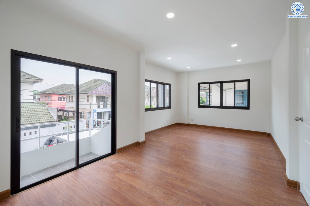 บ้านมือสองตกแต่งใหม่ โครงการ ดิเอมเมอรัล การ์เด้น1 ดีไซน์ทันสมัย เนื้อที่ 52.7 ตร.ว. พร้อมฟังก์ชัน 3 ห้องนอน 2 ห้องน้ำ 1 ห้องอเนกประสงค์ จอดรถได้ 1 คัน สะดวกทุกการเดิน เชื่อมต่อทั้งถนนรัตนาธิเบศร์, ถนนราชพฤกษ์ และถนนชัยพฤกษ์ ใกล้โรงเรียนเด่นหล้า รถไฟฟ้าสายสีม่วงสถานี "บางพลู" และโรบินสัน ราชพฤกษ์