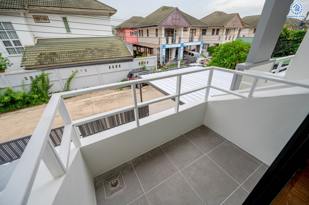 บ้านมือสองตกแต่งใหม่ โครงการ ดิเอมเมอรัล การ์เด้น1 ดีไซน์ทันสมัย เนื้อที่ 52.7 ตร.ว. พร้อมฟังก์ชัน 3 ห้องนอน 2 ห้องน้ำ 1 ห้องอเนกประสงค์ จอดรถได้ 1 คัน สะดวกทุกการเดิน เชื่อมต่อทั้งถนนรัตนาธิเบศร์, ถนนราชพฤกษ์ และถนนชัยพฤกษ์ ใกล้โรงเรียนเด่นหล้า รถไฟฟ้าสายสีม่วงสถานี "บางพลู" และโรบินสัน ราชพฤกษ์