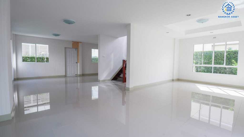 *****บ้านเดี่ยวมือสองย่านปทุมธานี โครงการ ชวนชื่นกรีนบาวด์ กรุงเทพ-ปทุมธานี บ้านสวยพร้อมเข้าอยู่ ภายในโครงการสภาพแวดล้อมดีมาก ใกล้สนามกอล์ฟ เนื้อที่ 56.2 ตร.ว. ฟังก์ชัน 3 ห้องนอน 3 ห้องน้ำ 2 ที่จอด บนทำเลเดินทางสะดวก เชื่อมต่อถนนหลายเส้นทาง ใกล้จุดขึ้นทางด่วน "อุดรรัถยา"