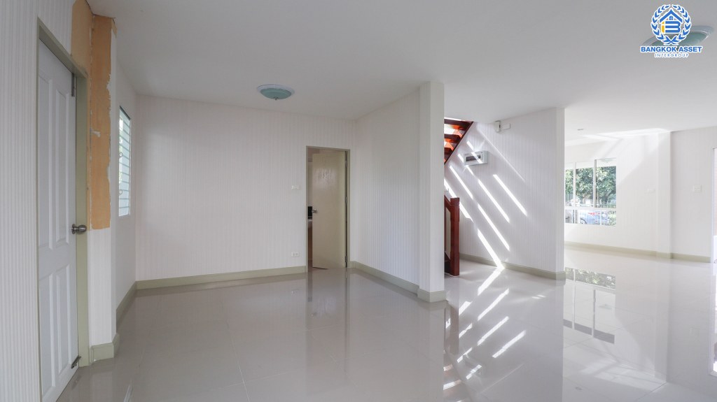 *****บ้านเดี่ยวมือสองย่านปทุมธานี โครงการ ชวนชื่นกรีนบาวด์ กรุงเทพ-ปทุมธานี บ้านสวยพร้อมเข้าอยู่ ภายในโครงการสภาพแวดล้อมดีมาก ใกล้สนามกอล์ฟ เนื้อที่ 56.2 ตร.ว. ฟังก์ชัน 3 ห้องนอน 3 ห้องน้ำ 2 ที่จอด บนทำเลเดินทางสะดวก เชื่อมต่อถนนหลายเส้นทาง ใกล้จุดขึ้นทางด่วน "อุดรรัถยา"