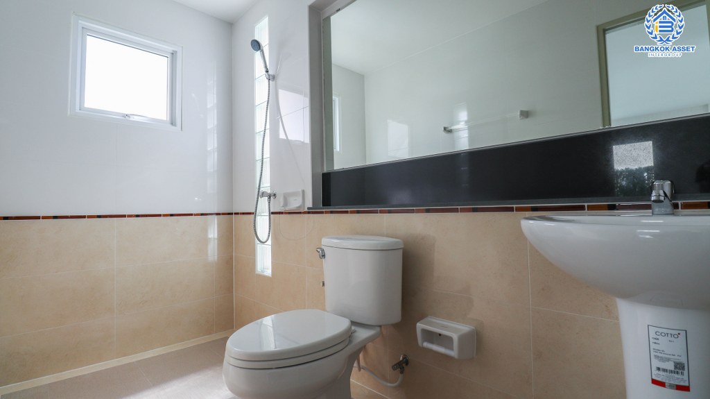 *****บ้านเดี่ยวมือสองย่านปทุมธานี โครงการ ชวนชื่นกรีนบาวด์ กรุงเทพ-ปทุมธานี บ้านสวยพร้อมเข้าอยู่ ภายในโครงการสภาพแวดล้อมดีมาก ใกล้สนามกอล์ฟ เนื้อที่ 56.2 ตร.ว. ฟังก์ชัน 3 ห้องนอน 3 ห้องน้ำ 2 ที่จอด บนทำเลเดินทางสะดวก เชื่อมต่อถนนหลายเส้นทาง ใกล้จุดขึ้นทางด่วน "อุดรรัถยา"