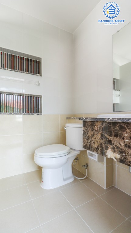 *****บ้านเดี่ยวมือสองย่านปทุมธานี โครงการ ชวนชื่นกรีนบาวด์ กรุงเทพ-ปทุมธานี บ้านสวยพร้อมเข้าอยู่ ภายในโครงการสภาพแวดล้อมดีมาก ใกล้สนามกอล์ฟ เนื้อที่ 56.2 ตร.ว. ฟังก์ชัน 3 ห้องนอน 3 ห้องน้ำ 2 ที่จอด บนทำเลเดินทางสะดวก เชื่อมต่อถนนหลายเส้นทาง ใกล้จุดขึ้นทางด่วน "อุดรรัถยา"