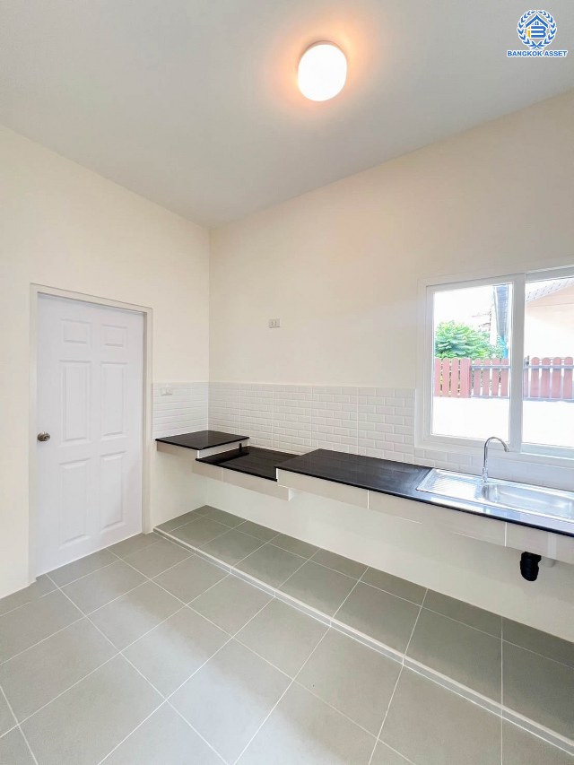 บ้านมือสองตกแต่งใหม่ โครงการ เพอร์เฟคพาร์ค วัดพระนอน จากแบรนด์ Property Perfect เนื้อที่ 36 ตร.ว. พื้นที่ใช้สอย 80.74 ตร.ม. ฟังก์ชัน 3 ห้องนอน 3 ห้องน้ำ 2 ที่จอดรถ พร้อม Facilities ครบครัน บนทำเลเชื่อมต่อถนนกาญจนาฯ ใกล้ทางด่วน "ศรีรัช" เซ็นทรัลเวสต์เกต และรถไฟฟ้าสายสีม่วง "สถานีตลาดบางใหญ่"