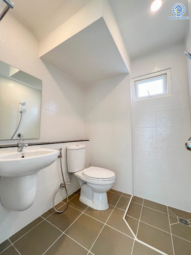 บ้านมือสองตกแต่งใหม่ โครงการ เพอร์เฟคพาร์ค วัดพระนอน จากแบรนด์ Property Perfect เนื้อที่ 36 ตร.ว. พื้นที่ใช้สอย 80.74 ตร.ม. ฟังก์ชัน 3 ห้องนอน 3 ห้องน้ำ 2 ที่จอดรถ พร้อม Facilities ครบครัน บนทำเลเชื่อมต่อถนนกาญจนาฯ ใกล้ทางด่วน "ศรีรัช" เซ็นทรัลเวสต์เกต และรถไฟฟ้าสายสีม่วง "สถานีตลาดบางใหญ่"