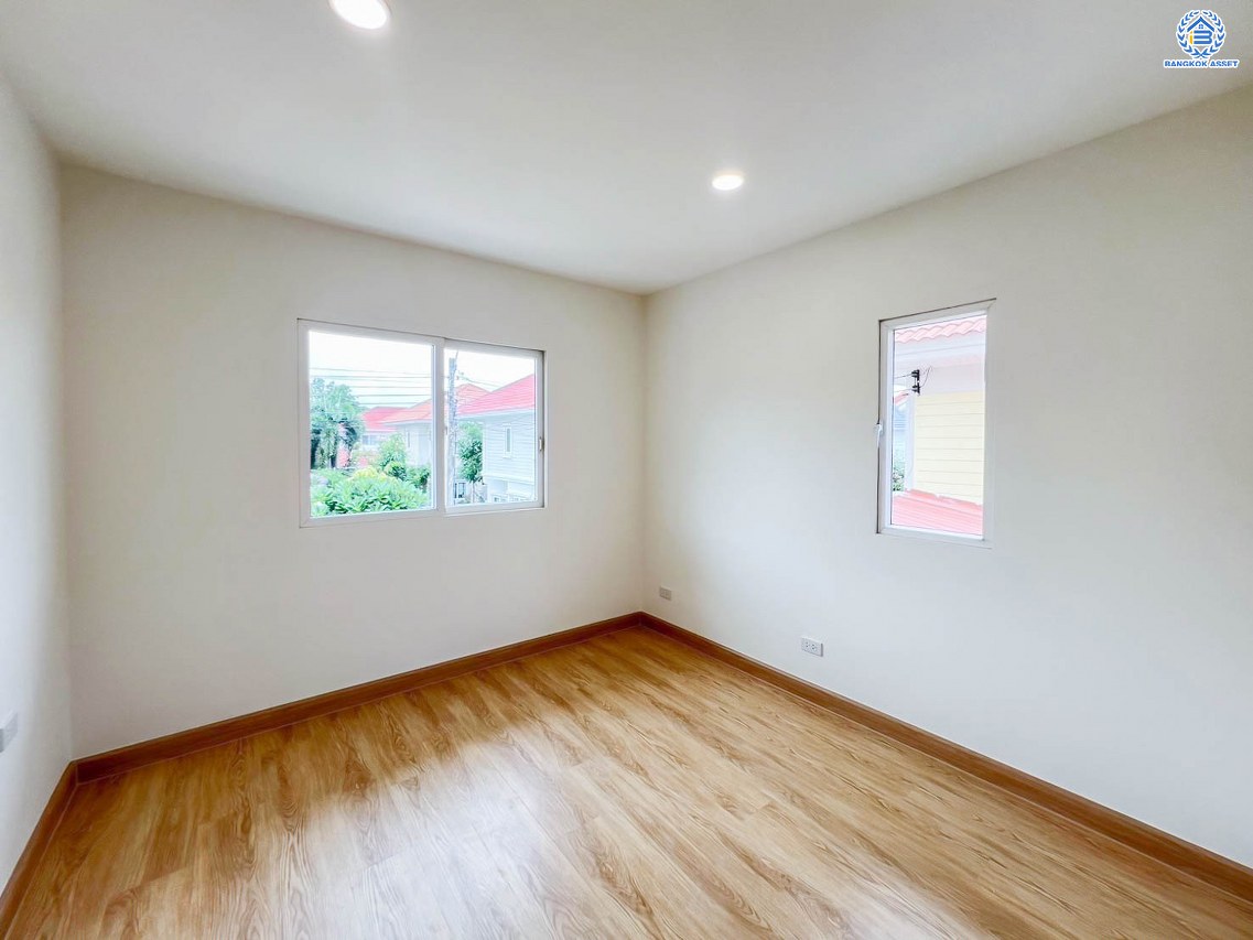 บ้านมือสองตกแต่งใหม่ โครงการ เพอร์เฟคพาร์ค วัดพระนอน จากแบรนด์ Property Perfect เนื้อที่ 36 ตร.ว. พื้นที่ใช้สอย 80.74 ตร.ม. ฟังก์ชัน 3 ห้องนอน 3 ห้องน้ำ 2 ที่จอดรถ พร้อม Facilities ครบครัน บนทำเลเชื่อมต่อถนนกาญจนาฯ ใกล้ทางด่วน "ศรีรัช" เซ็นทรัลเวสต์เกต และรถไฟฟ้าสายสีม่วง "สถานีตลาดบางใหญ่"