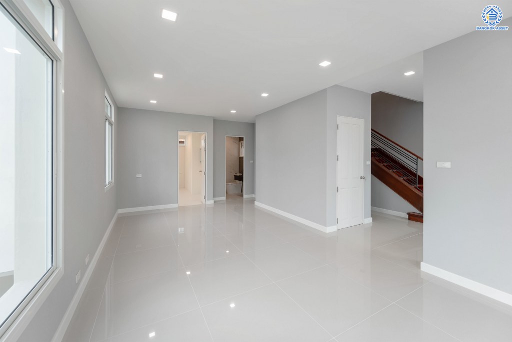 บ้านมือสองตกแต่งใหม่ โครงการ นาราสิริ สาทร-วงแหวน คุณภาพจาก Sansari เนื้อที่ 204.40 ตร.ว. ฟังก์ชัน 3 ห้องนอน 3 ห้องน้ำ 2 ที่จอดรถ พร้อมบรรยากาศสุด Private โครงการบนทำเลเดินทางสะดวก เชื่อมต่อถนนกาญจนาภิเษก ถนนเอกชัย-บอน ถนนกัลปพฤกษ์ ใกล้ห้างสรรพสินค้า เดอะมอลล์ บางแค และโรงเรียนเลิศหล้า