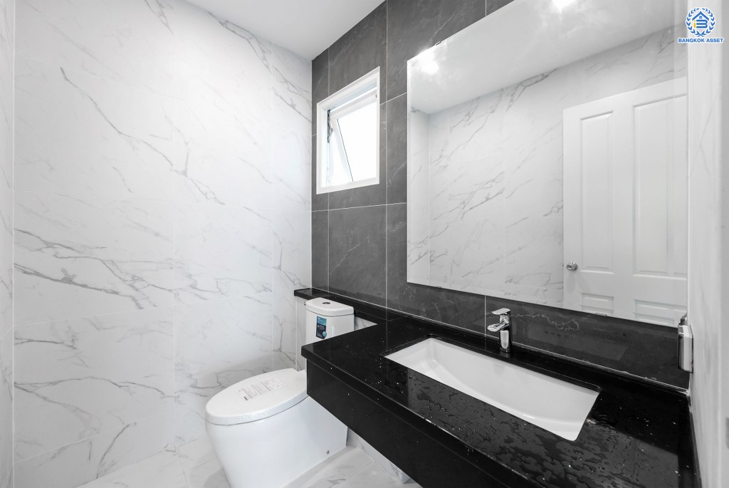 บ้านมือสองตกแต่งใหม่ โครงการ นาราสิริ สาทร-วงแหวน คุณภาพจาก Sansari เนื้อที่ 204.40 ตร.ว. ฟังก์ชัน 3 ห้องนอน 3 ห้องน้ำ 2 ที่จอดรถ พร้อมบรรยากาศสุด Private โครงการบนทำเลเดินทางสะดวก เชื่อมต่อถนนกาญจนาภิเษก ถนนเอกชัย-บอน ถนนกัลปพฤกษ์ ใกล้ห้างสรรพสินค้า เดอะมอลล์ บางแค และโรงเรียนเลิศหล้า